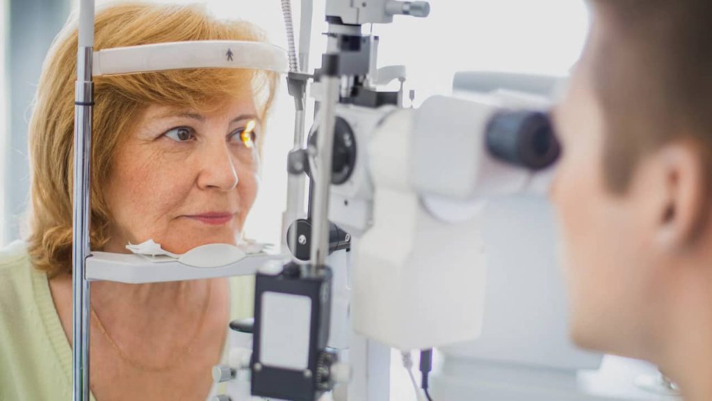 examen du fond de l'œil chez l'ophtalmologiste