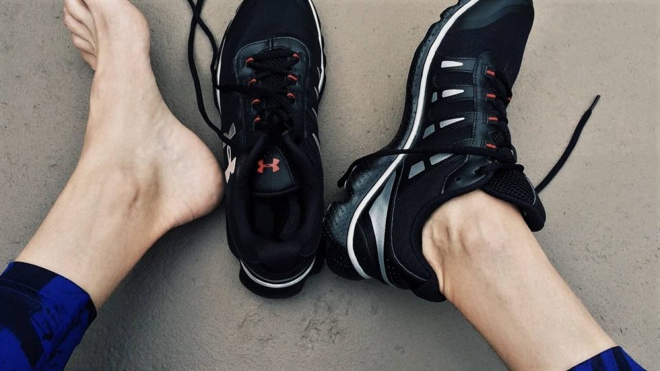 Douleur sur le dessus du pied en marchant causes et traitements
