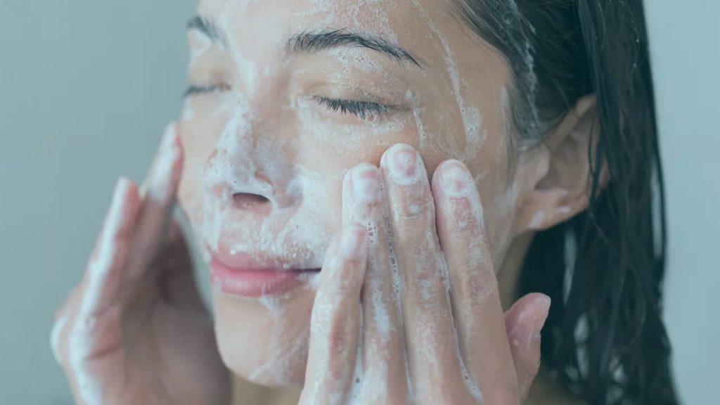 nettoyage de la peau du visage avec du savon