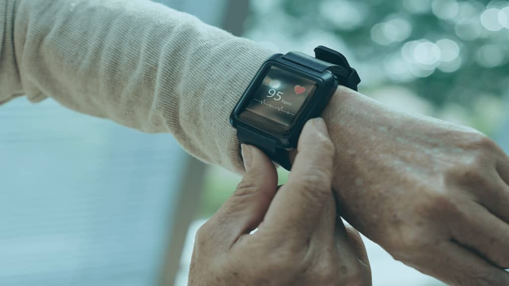 montre connectée avec système d'alerte pour personnes âgées