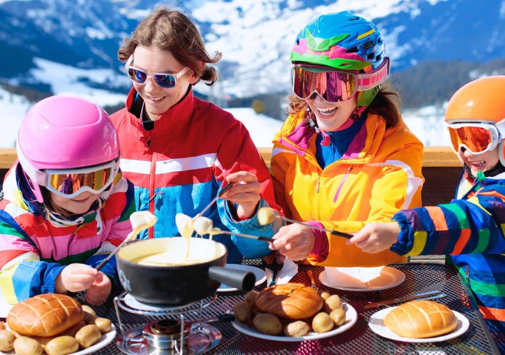 raclette-party-famille-hiver-savoie-montagne