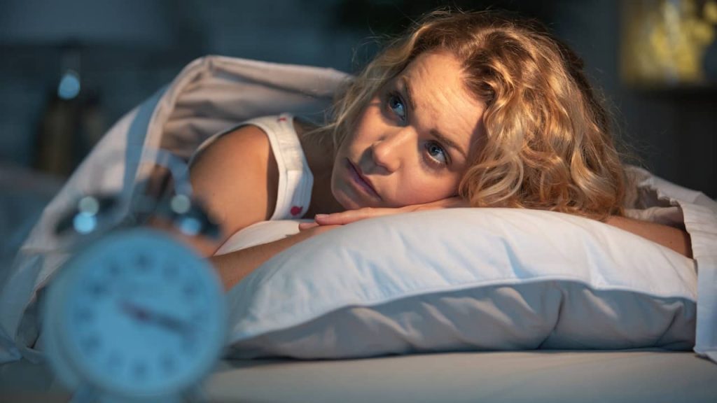 femme lit insomnie sommeil