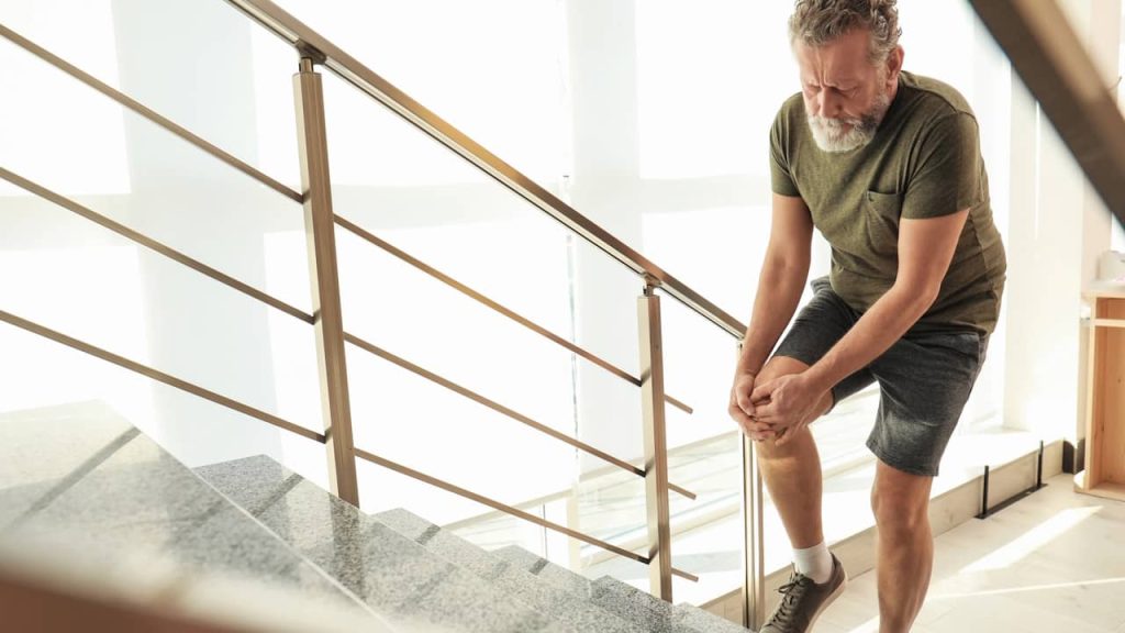 escalier homme mal genou