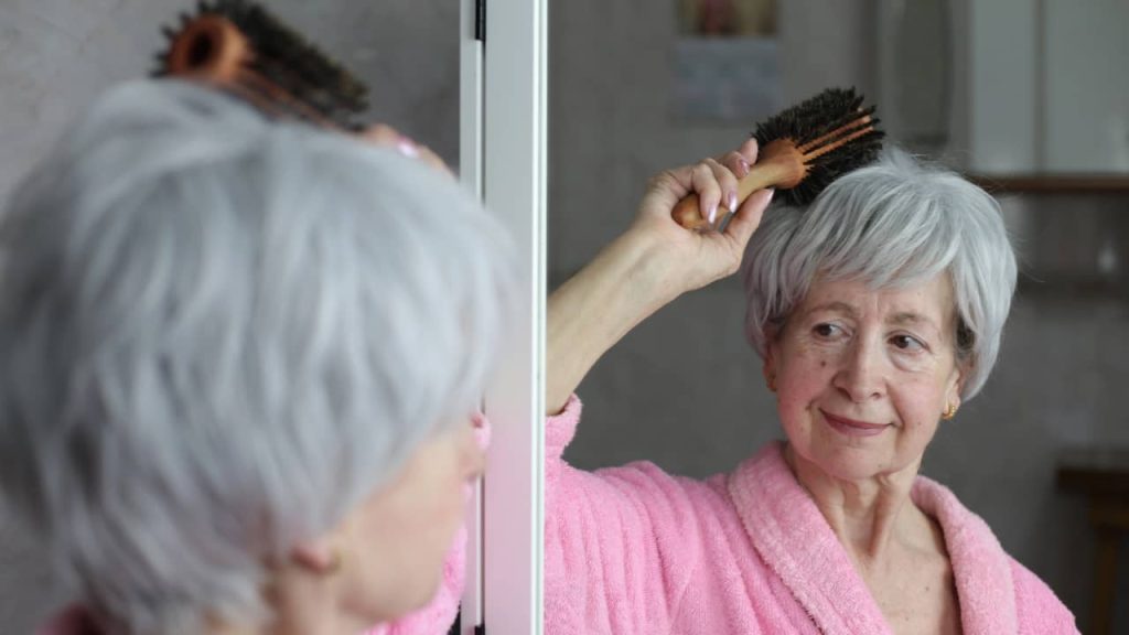 femme senior menopause coiffure cheveux